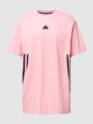 ADIDAS SPORTSWEAR T-Shirt mit Label-Detail in Pink, Größe M