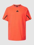 ADIDAS SPORTSWEAR T-Shirt mit Label-Patch in Rot, Größe S