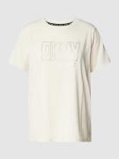 DKNY PERFORMANCE T-Shirt mit Ziersteinbesatz in Sand, Größe XS