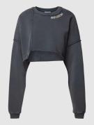 Review Cropped Sweatshirt mit Label-Print in Anthrazit, Größe S