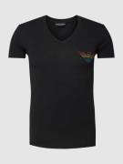 Emporio Armani T-Shirt mit V-Ausschnitt Modell 'RAINBOW LOGO' in Black...