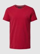 Tommy Hilfiger T-Shirt mit Label-Detail in Kirsche, Größe L