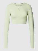 NIKE TRAINING Cropped Longsleeve mit Label-Print in Oliv, Größe L