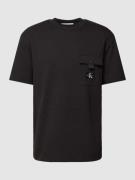 Calvin Klein Jeans T-Shirt mit Brusttasche und Label-Patch in Black, G...
