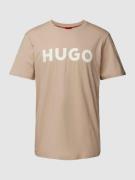 HUGO T-Shirt mit Motiv-Print und Logo-Print sowie Regular Fit in Beige...