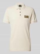 EA7 Emporio Armani Slim Fit Poloshirt mit Label-Patch in Offwhite, Grö...