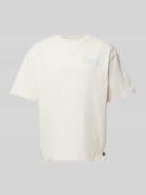 PEQUS T-Shirt mit rückseitigem Label-Print in Offwhite, Größe M