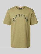 Tommy Hilfiger T-Shirt mit Label-Print in Oliv, Größe L