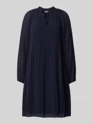 s.Oliver BLACK LABEL Knielanges Kleid in unifarbenem Design mit Plisse...
