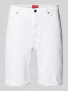 HUGO Tapered Fit Jeansshorts mit Label-Details in Weiss, Größe 31