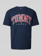 Tommy Jeans T-Shirt mit Label-Print in Marine, Größe L