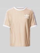 adidas Originals T-Shirt mit Label-Print in Beige, Größe XS