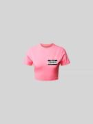 VETEMENTS Cropped T-Shirt mit Label-Print in Pink, Größe L