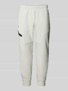 Under Armour Relaxed Fit Sweatpants mit Reißverschlusstasche in Offwhi...