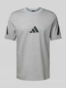 ADIDAS SPORTSWEAR T-Shirt mit Label-Print in Hellgrau, Größe L