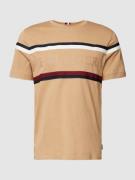 Tommy Hilfiger T-Shirt mit Label-Details in Camel, Größe L