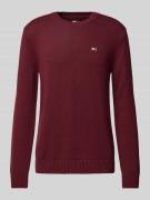 Tommy Jeans Slim Fit Strickpullover mit Logo-Badge in Bordeaux, Größe ...