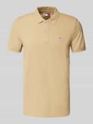 Tommy Jeans Slim Fit Poloshirt mit Logo-Stitching in Beige, Größe L