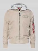 Alpha Industries Jacke mit Label-Patch in Sand, Größe L