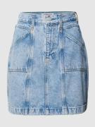 Tommy Jeans Mom Fit Jeansrock aus recycelter Baumwolle in Jeansblau, G...