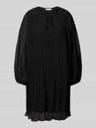 ZABAIONE Knielanges Kleid mit Plisseefalten in Black, Größe XS