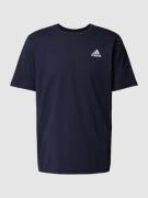 ADIDAS SPORTSWEAR T-Shirt mit Label-Stitching in Marine, Größe S