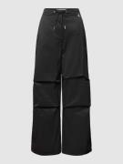 Calvin Klein Jeans Loose Fit Cargohose mit Kordelzug in Black, Größe S