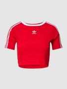 adidas Originals Cropped T-Shirt mit Label-Stitching in Dunkelrot, Grö...