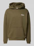 REVIEW Hoodie mit Label-Print in Oliv, Größe L