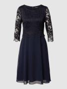 Vera Mont Cocktailkleid mit Spitzenbesatz in Dunkelblau, Größe 40