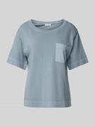 Marc O'Polo Loose Fit T-Shirt mit aufgesetzter Satin-Tasche in Rauchbl...