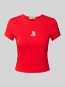 Review T-Shirt mit Label-Stitching in Kirsche, Größe L