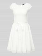 Swing Cocktailkleid mit Spitzenbesatz und Bindegürtel in Offwhite, Grö...