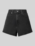 Levi's® High Waisted Mom Fit Jeansshorts mit Eingrifftaschen in Black,...