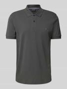 Christian Berg Men Poloshirt mit Label-Stitching in Anthrazit, Größe 3...