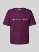 REVIEW T-Shirt mit Label-Print in Pflaume, Größe L