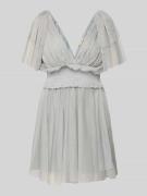 LACE & BEADS Cocktailkleid mit V-Ausschnitt und Taillenband in Gruen, ...