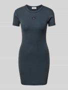 Calvin Klein Jeans T-Shirt-Kleid mit Label-Patch und Rundhalsausschnit...