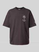 DEUS EX MACHINA T-Shirt mit Label-Print in Anthrazit, Größe M