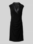 Adrianna Papell Knielanges Cocktailkleid mit Reverskragen in Black, Gr...