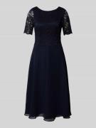 Vera Mont Cocktailkleid mit Spitzenbesatz in Marine, Größe 36