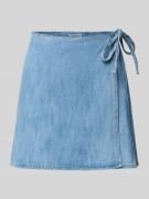 Only Schmaler Wickelrock aus Baumwoll-Denim Modell 'NOELLE' in Hellbla...