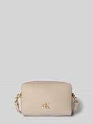 CK Calvin Klein Crossbody Bag mit Label-Detail in Beige, Größe 1
