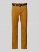 MCNEAL Slim Fit Chino mit Gürtel in Gold, Größe 102