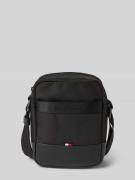 Tommy Hilfiger Umhängetasche mit Label-Schriftzug aus Metall in Black,...