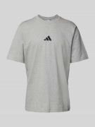 adidas Sportswear T-Shirt mit Label-Stitching in Hellgrau, Größe L