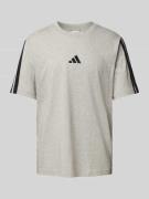 adidas Sportswear T-Shirt mit Logo-Stitching in Hellgrau, Größe XL