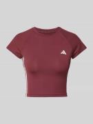adidas Sportswear Cropped T-Shirt mit Label-Print in Aubergine, Größe ...