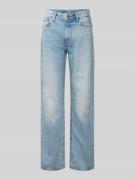 Calvin Klein Jeans Straight Fit Jeans mit Label-Detail in Hellblau, Gr...