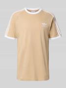 adidas Originals T-Shirt mit Label-Stitching in Beige, Größe L